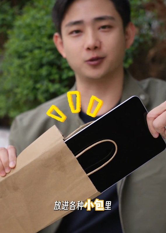 Product Director Qiao Jiadong with Oppo Pad Mini