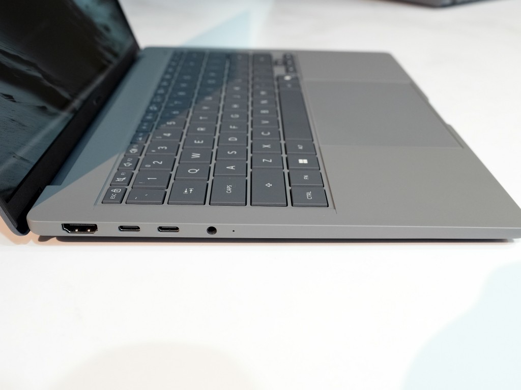 Asus Zenbook Sora 14 зі сторони