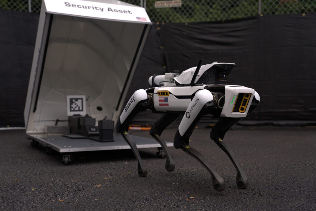 Die DogHouse-Ladestation versorgt den Roboter autonom mit Strom. Illustration: Asylon