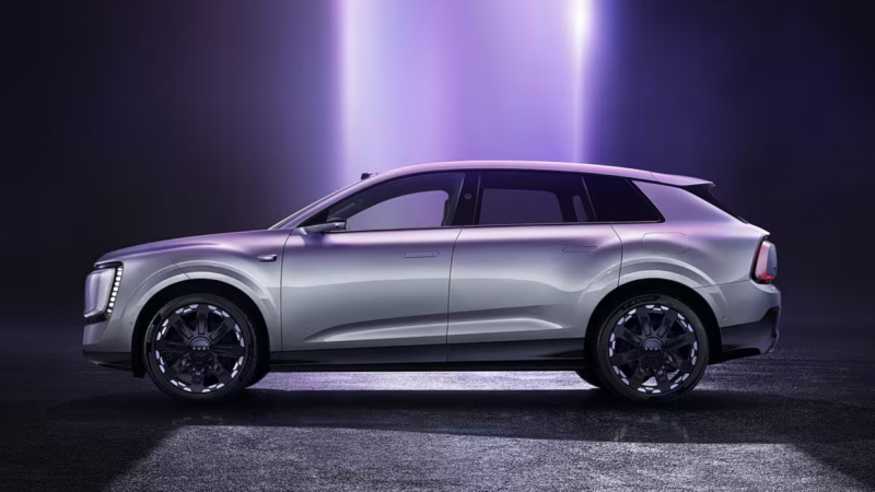 Задний вид Audi E7X на холодных тестах