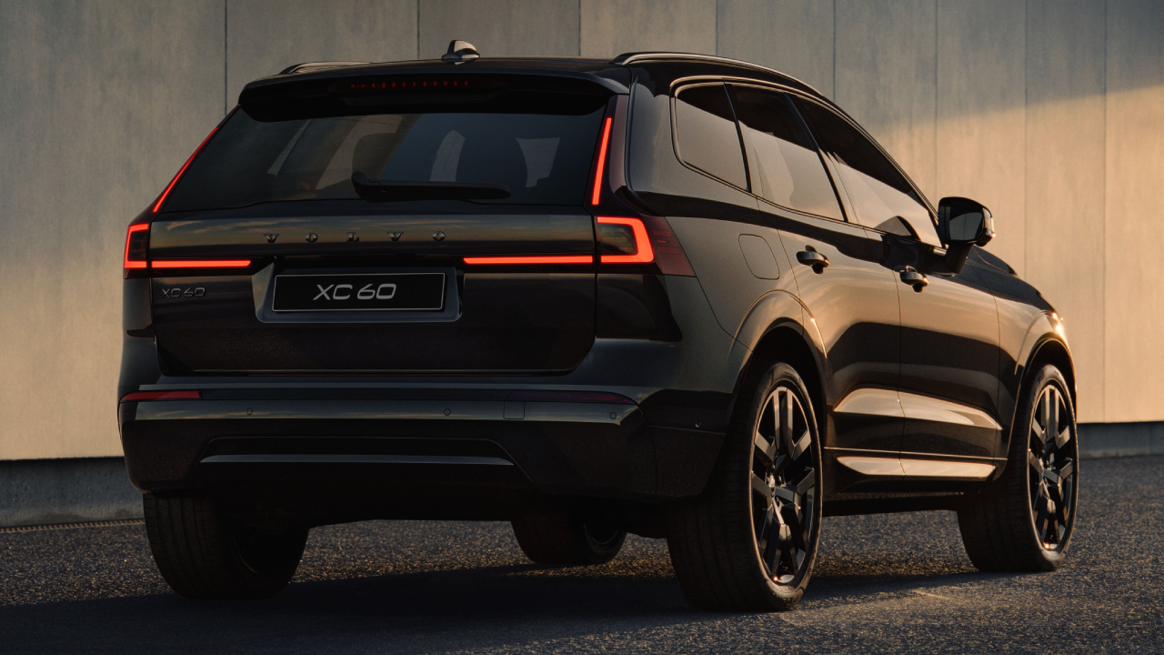 Вид ззаду оновленого Volvo XC60 Black Edition