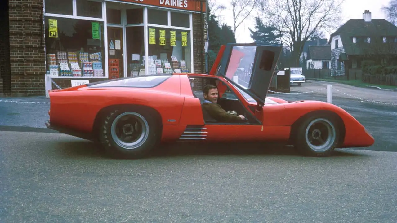 McLaren M6GT в гаражі