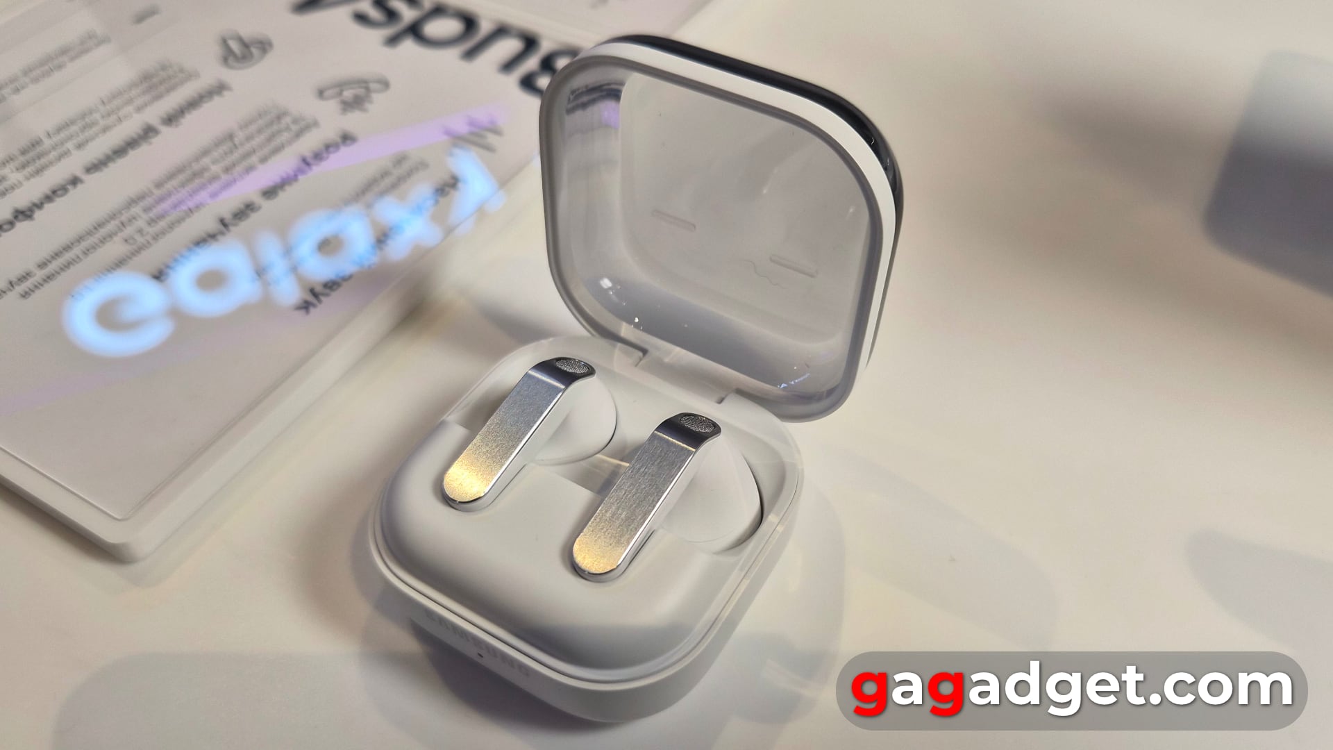 Дизайн наушников Buds4, вид спереди