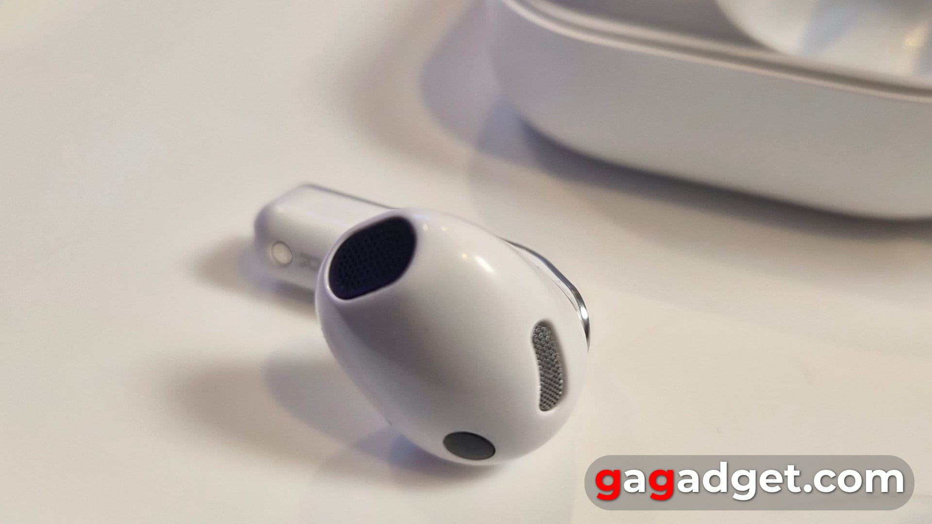 Дизайн наушников Buds4, вид с другого ракурса