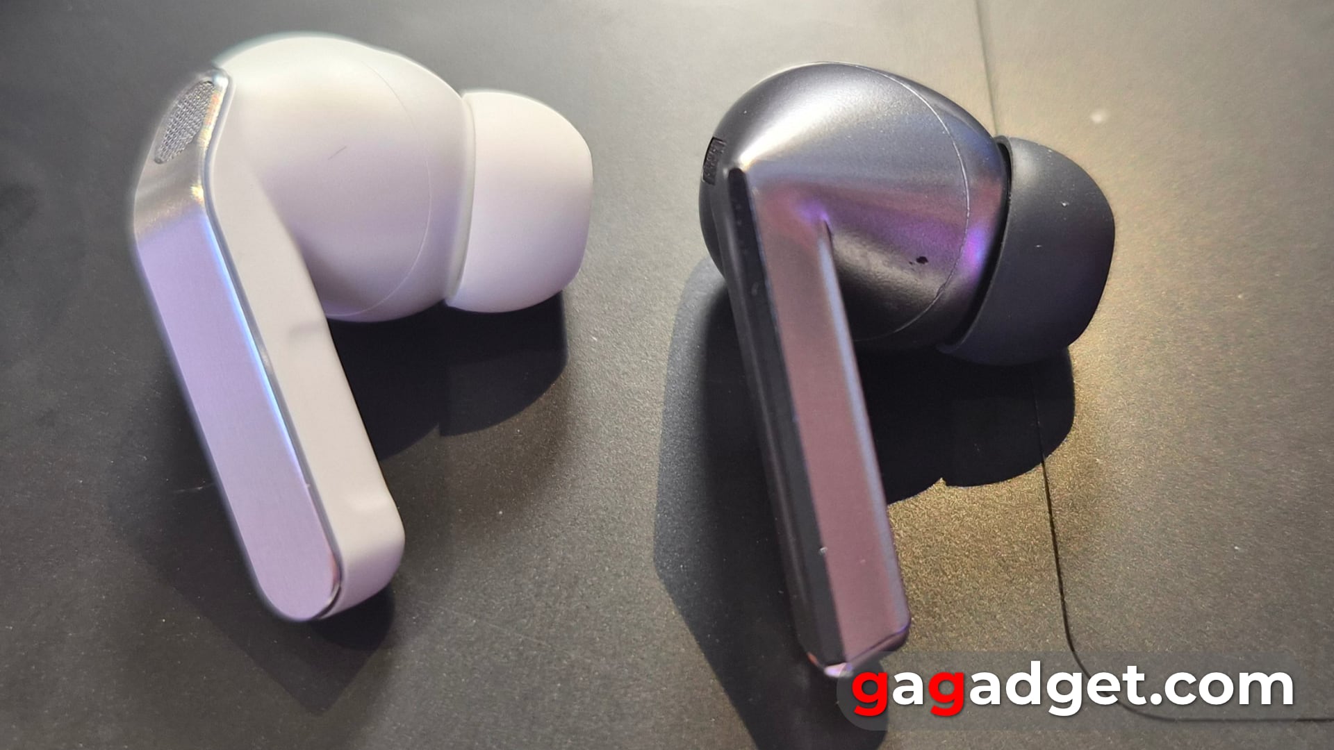 Дизайн наушников Buds4 Pro, вид спереди