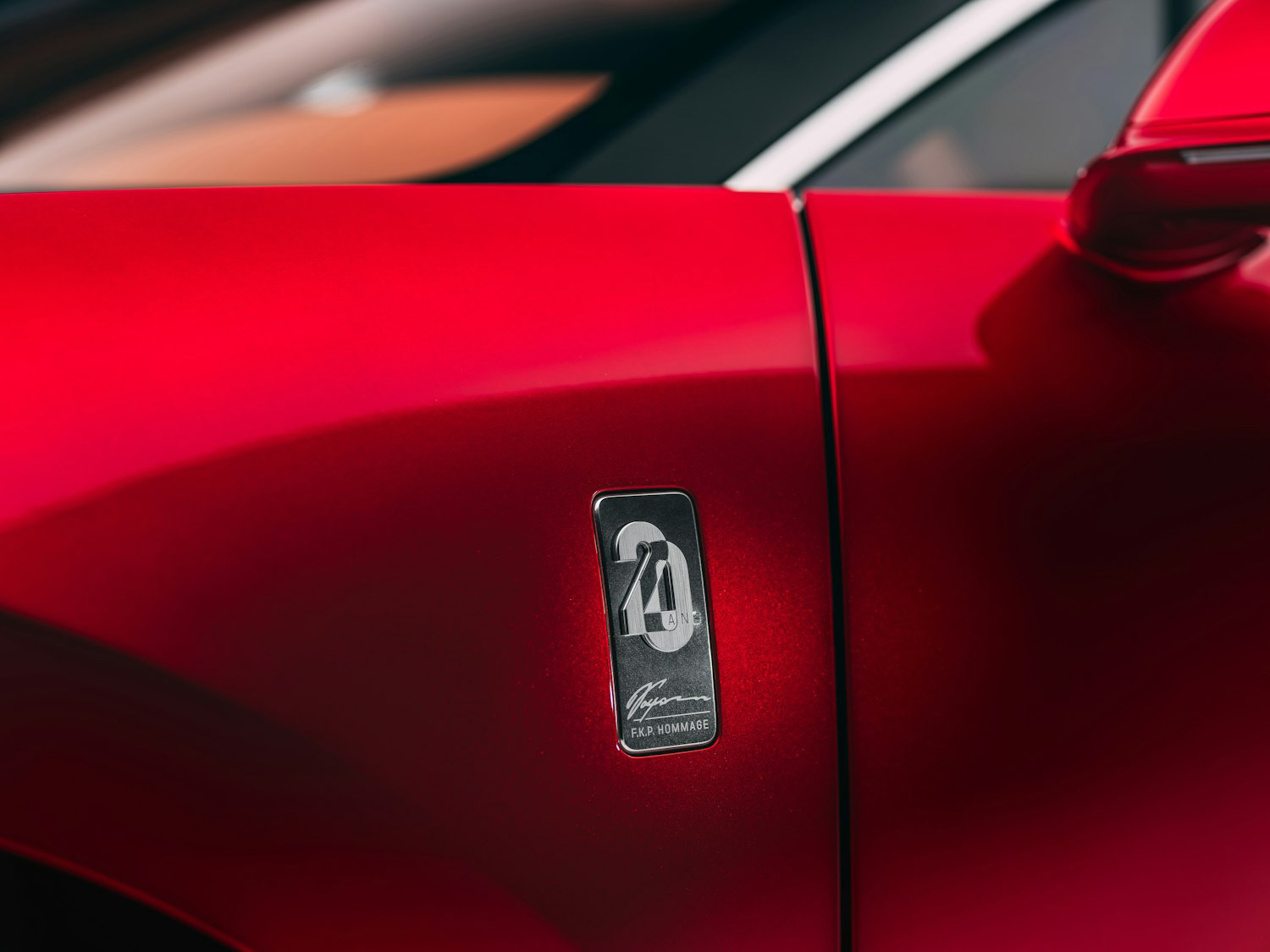 Volant élégant et détails de l'habitacle de la Bugatti F.K.P. Hommage