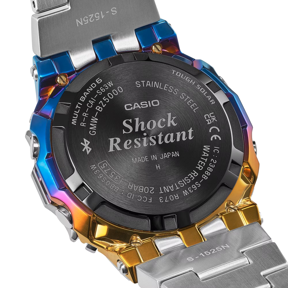 Унікальний відтінок Casio G-Shock GMW-BZ5000RC-1 в різних світлових умовах