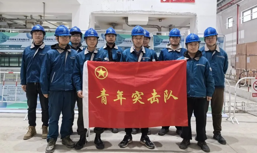 Инженеры CNNC Huaxing проводят тестирование гелиевой турбины