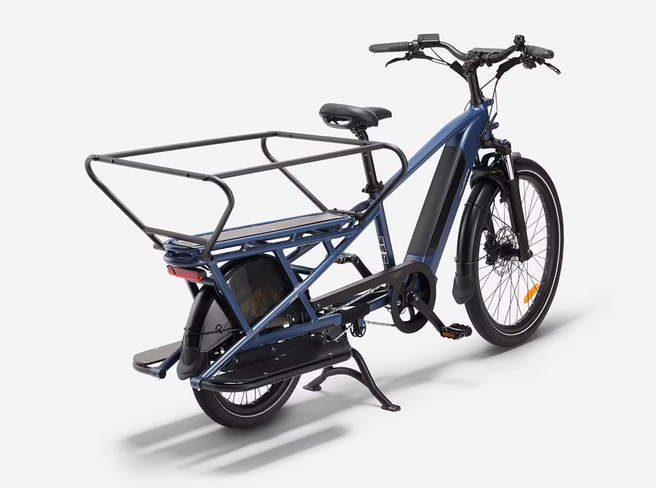 Vue générale du Btwin E-Three 500 dans la rue