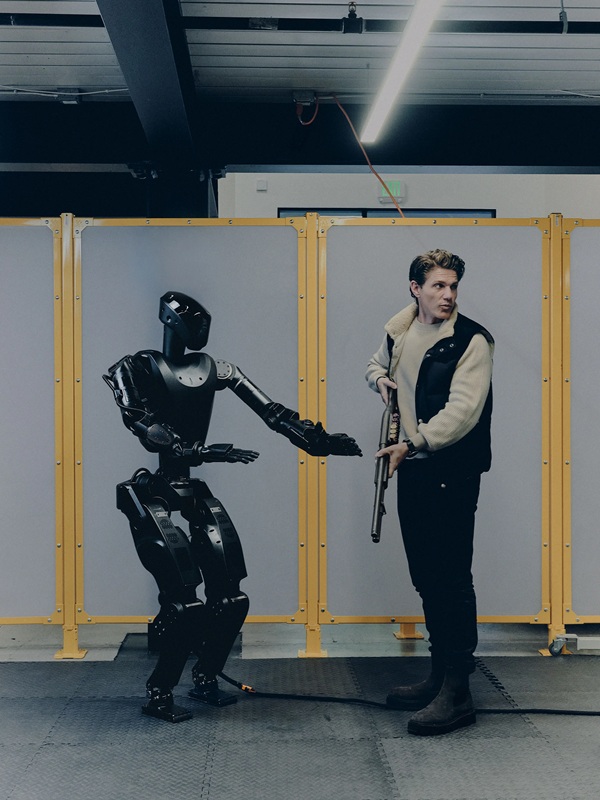 Робот Phantom MK-1 с оружием