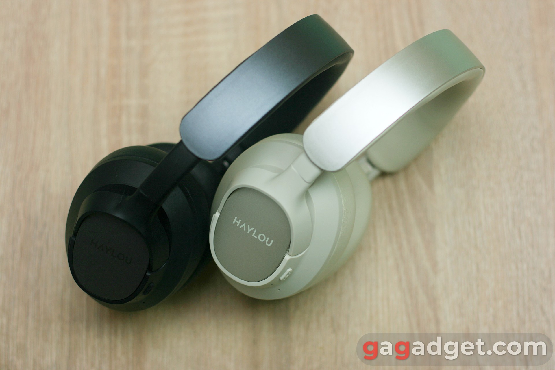 Haylou FlowLoop S33 в черном и белом цветах вид спереди