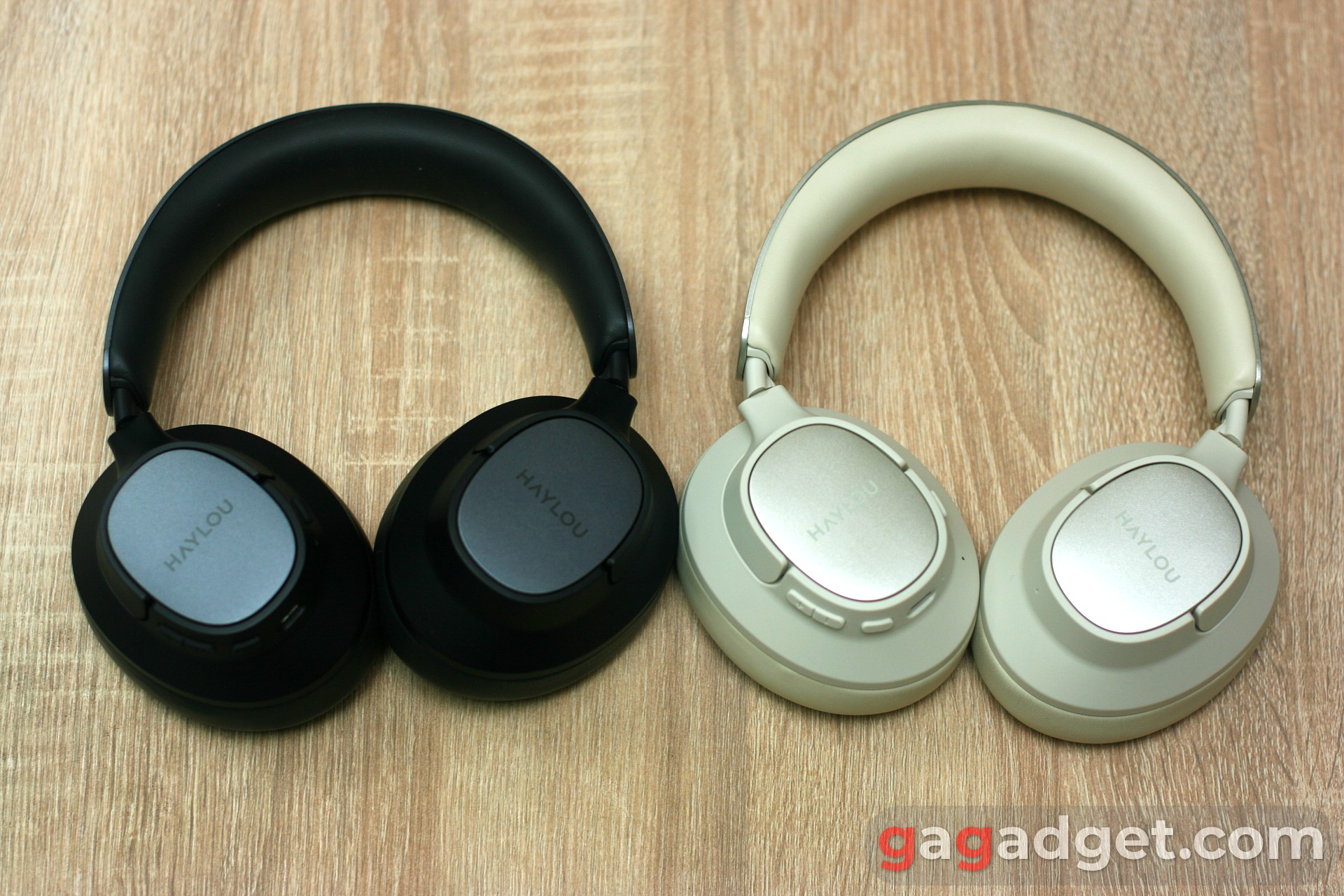 Haylou FlowLoop S33 в черном и белом цветах, небольшой наклон