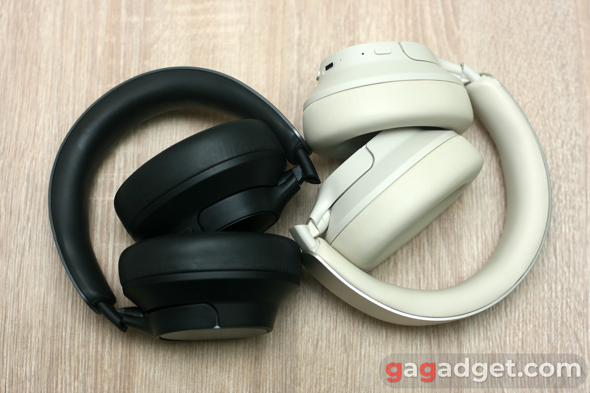 Haylou FlowLoop S33 в черном и белом цветах вид сзади
