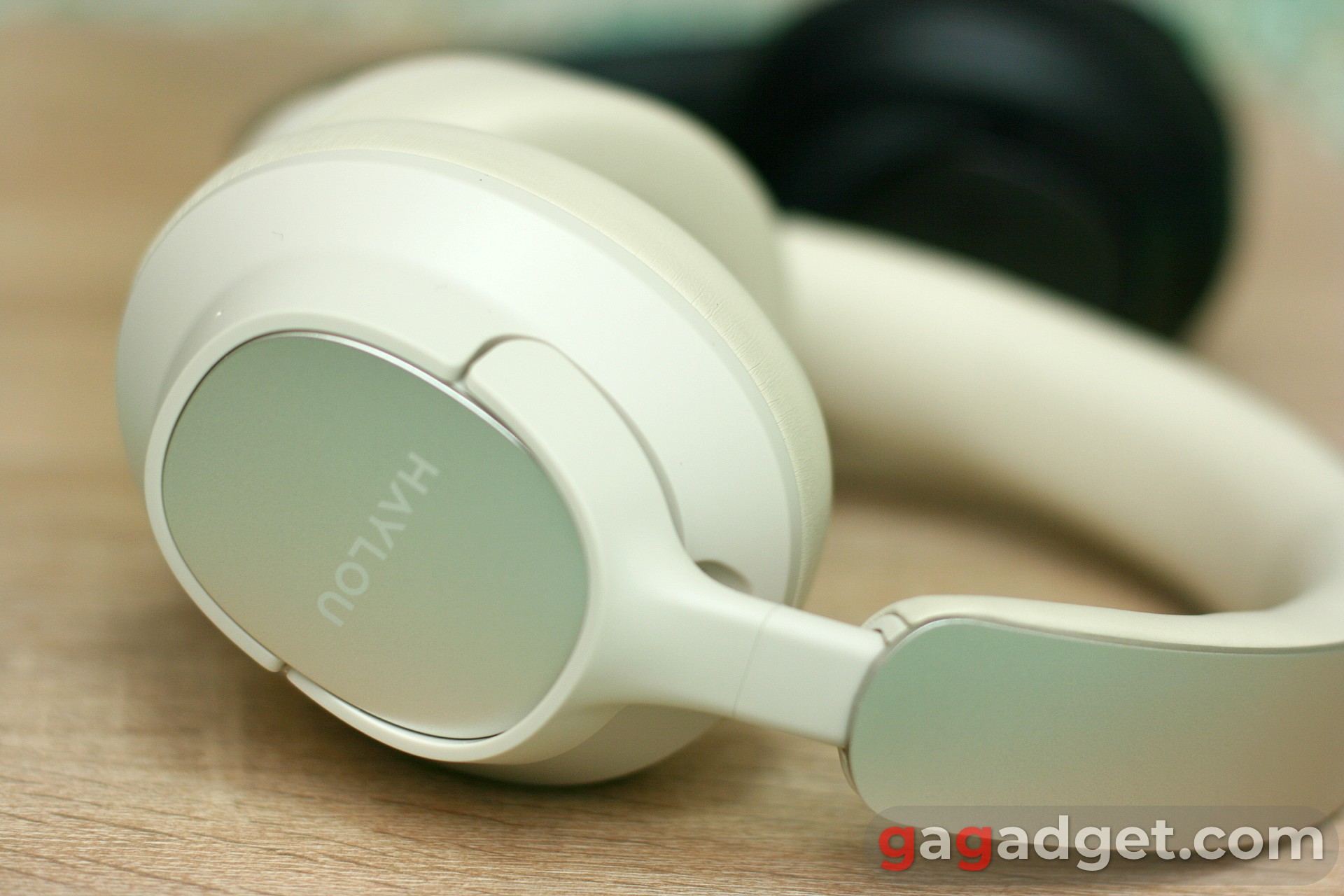 Haylou FlowLoop S33 в черном и белом цветах вид сбоку с легким поворотом