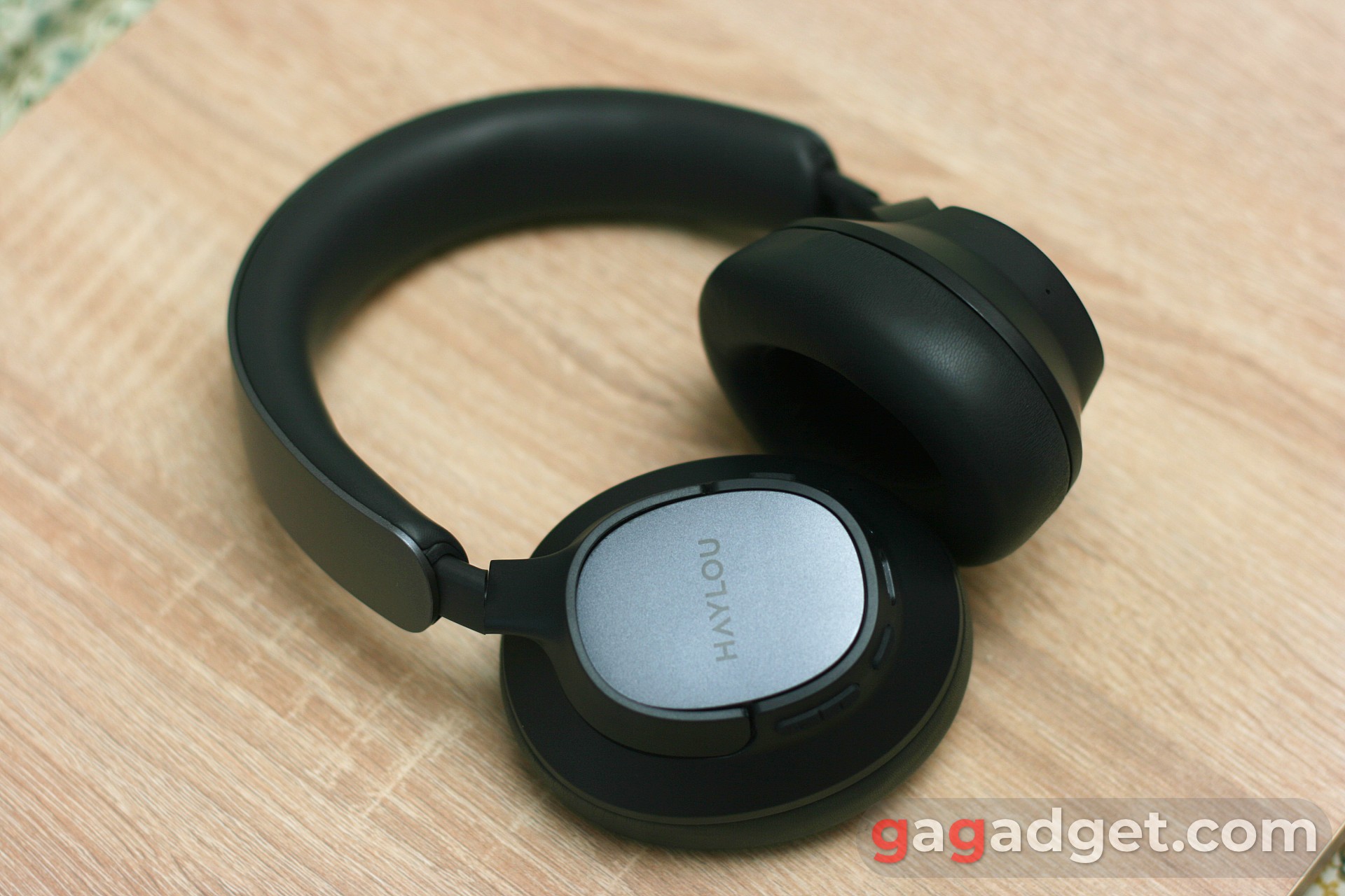 Haylou FlowLoop S33 вид сбоку с текстурой металла