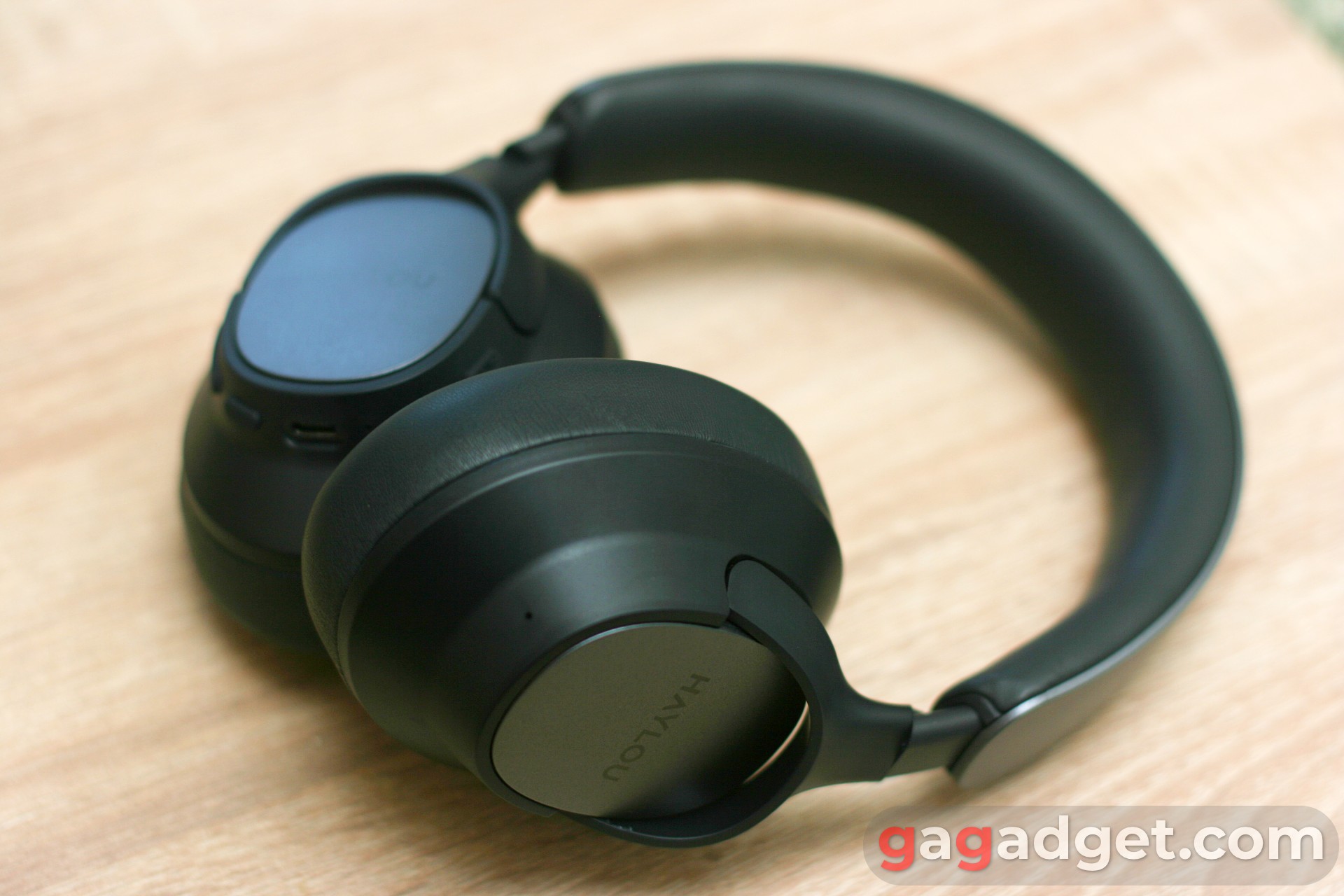 Haylou FlowLoop S33 вид спереди с текстурой металла