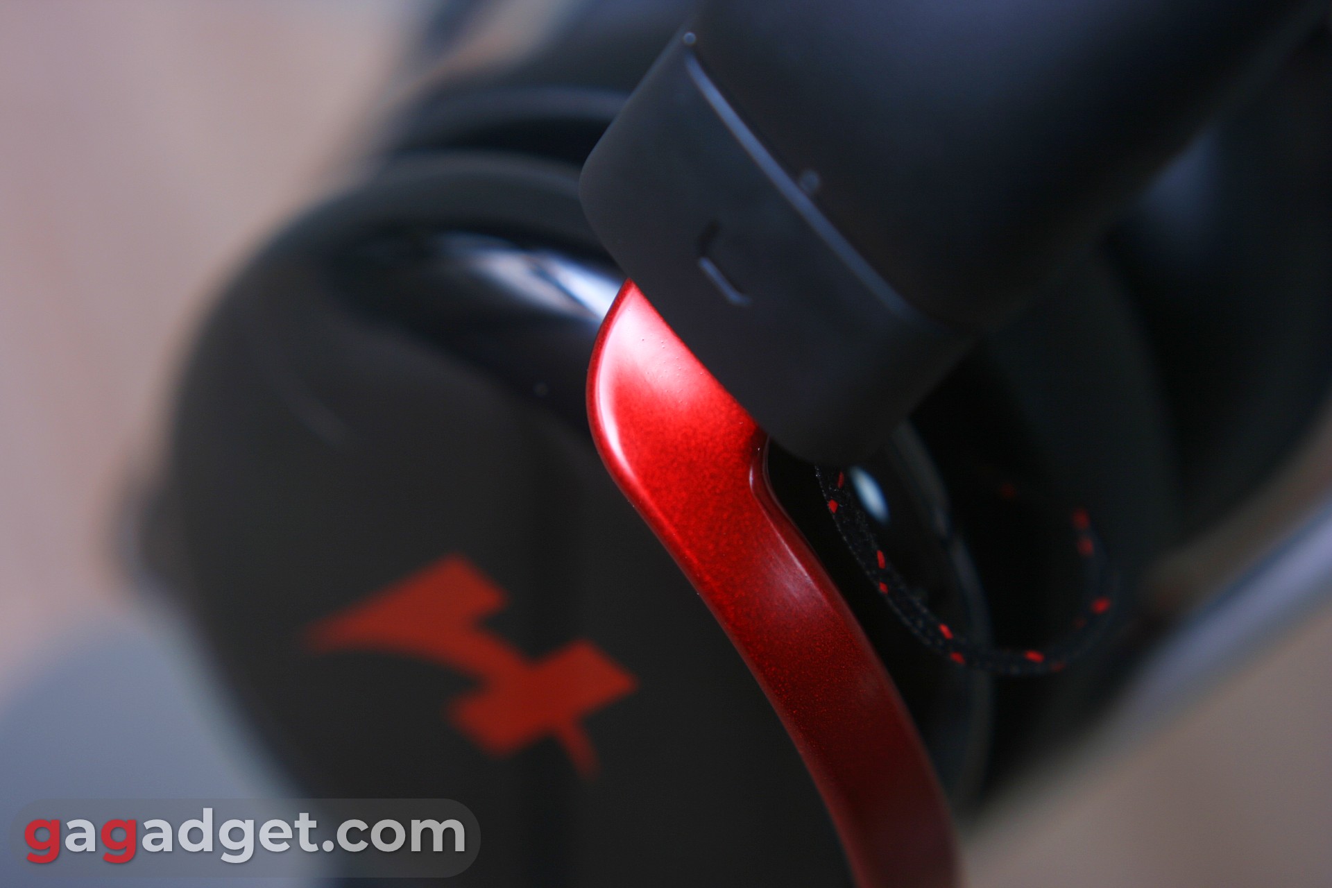 Крупний план металевих деталей Haylou HexStorm G1