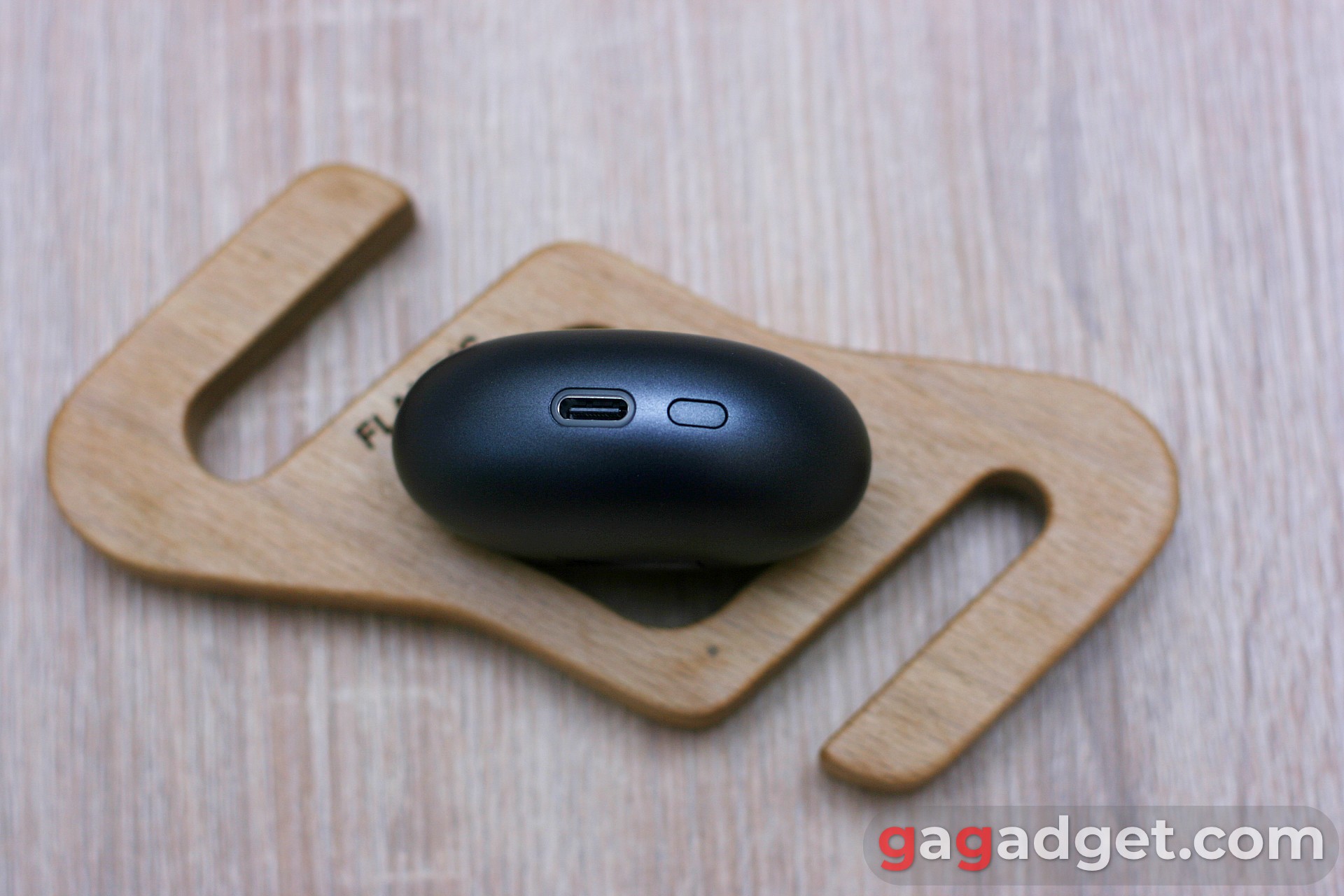 Haylou FlowBuds N55 - зарядный блок снизу