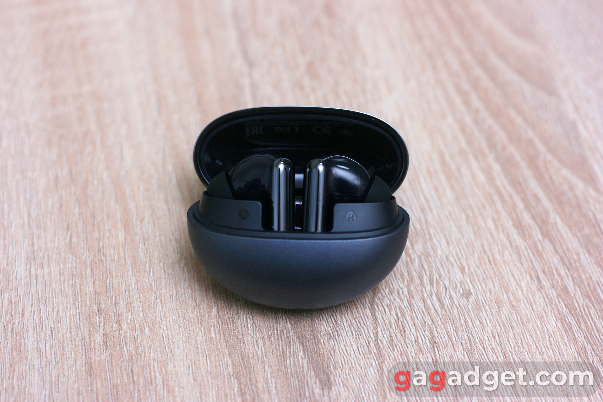 Haylou FlowBuds N55 - открытый зарядный бокс Haylou FlowBuds N55 - открытый зарядный бокс