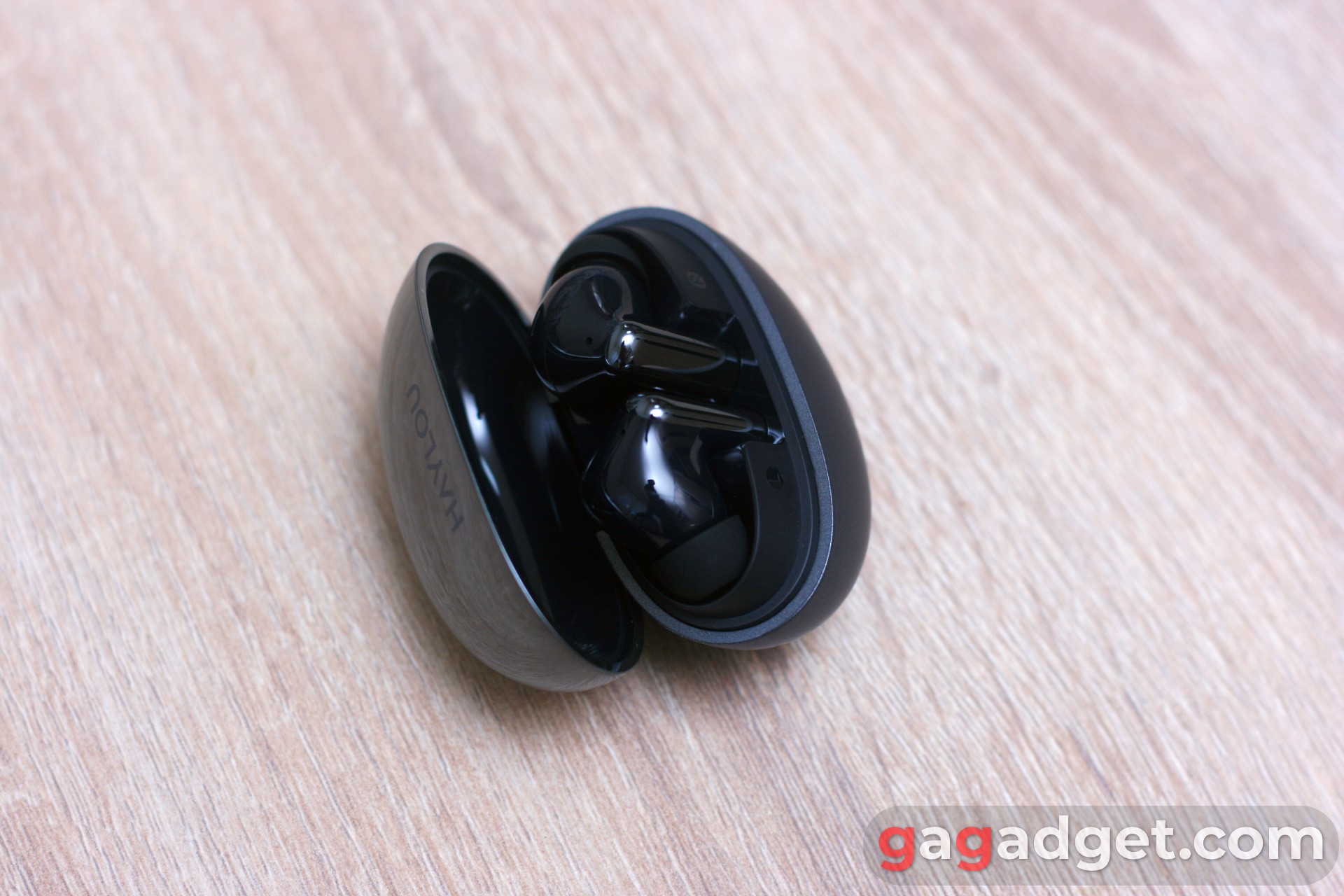 Haylou FlowBuds N55 в раскрытом состоянии