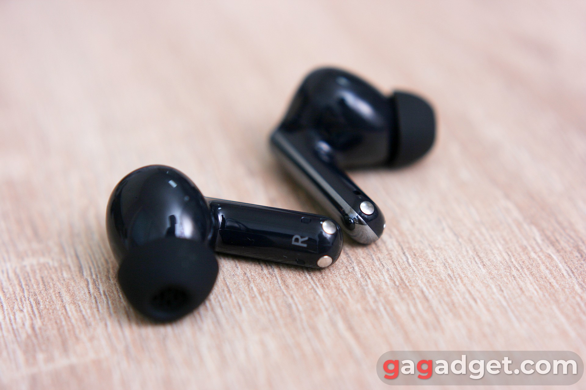 Зарядные контакты на наушниках Haylou FlowBuds N55 на наушниках Haylou FlowBuds