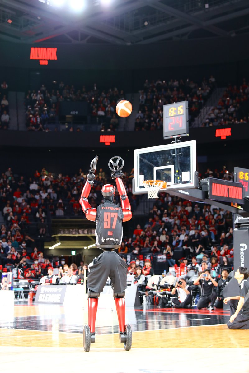 CUE7, le robot basketteur de Toyota sur un terrain de basket