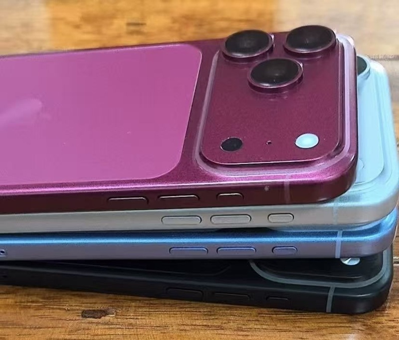 Макет iPhone 18 Pro в темно-вишневому кольорі