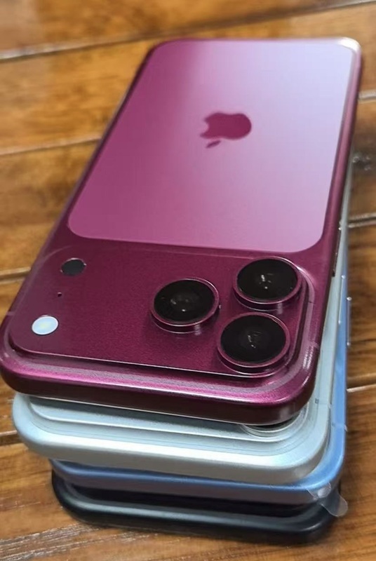 Макет iPhone 18 Pro в яскраво-блакитному кольорі