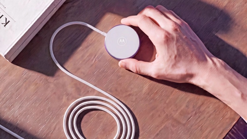 El Moto Snap Wireless Charger con alineamiento magnético y soporte Qi2.2.
