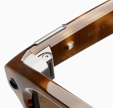 Las gafas incluyen un botón físico dedicado para invocar al asistente Meta AI.