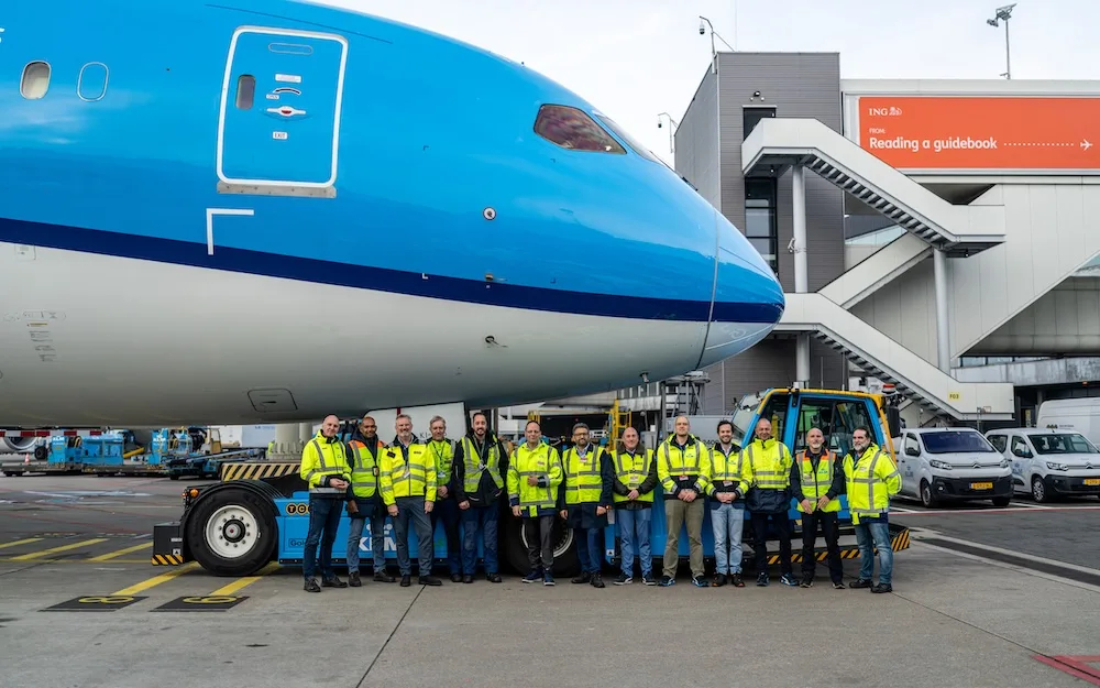 Транспортировка самолета новым тягачом