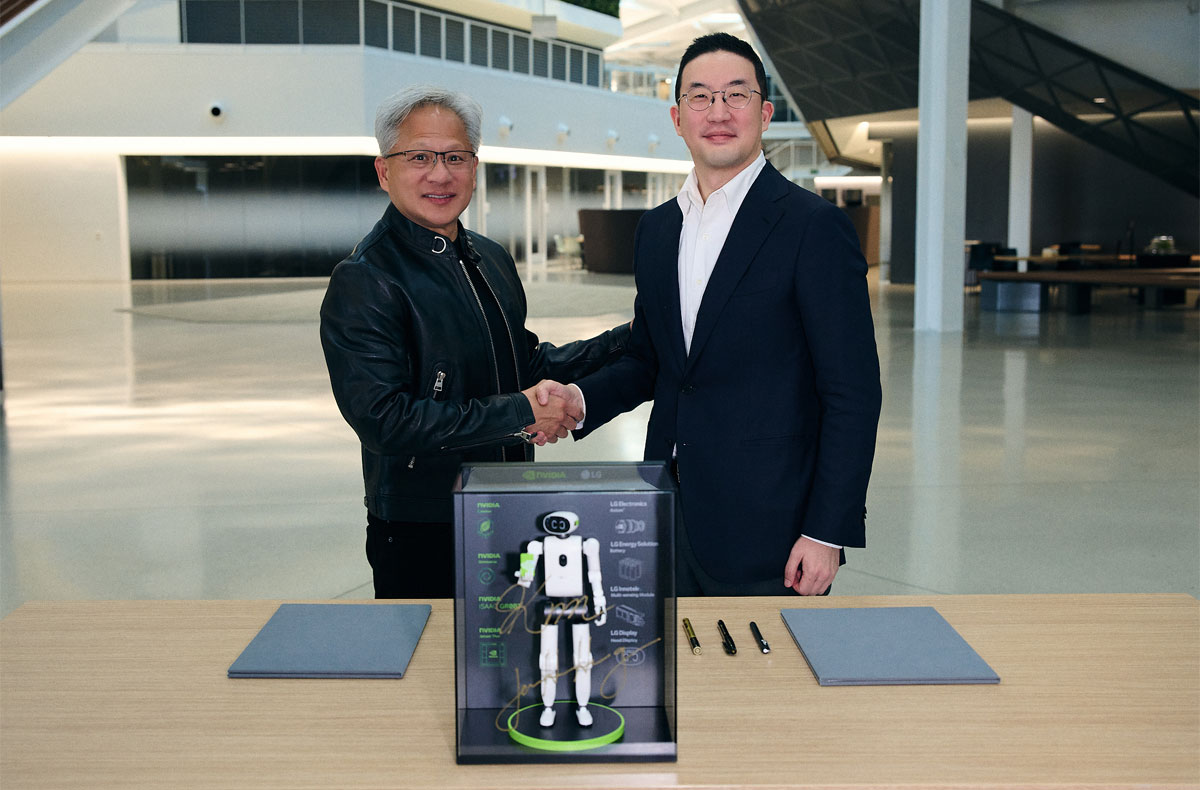 Robot humanoide en miniatura presentado por LG, con los autógrafos del CEO de LG Corp., Kwang Mo Koo, y del CEO de NVIDIA, Jensen Huang. Ilustración: LG Corp.