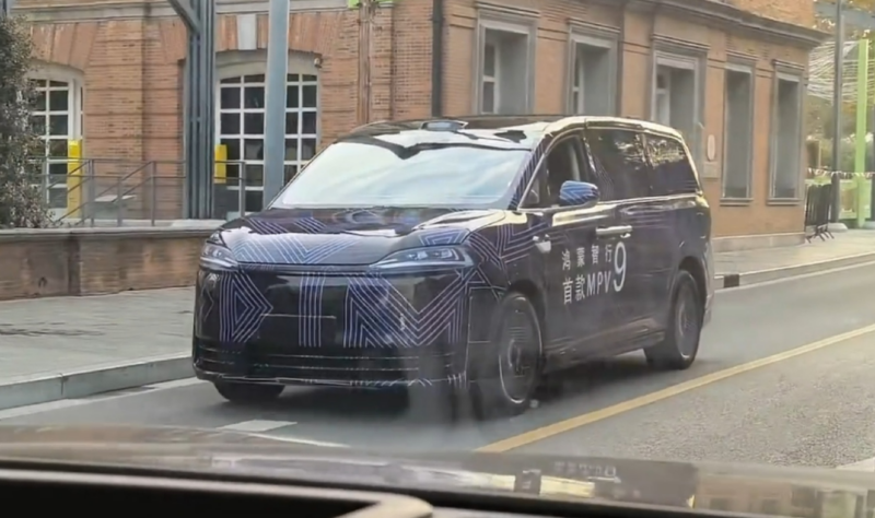 Luxeed V9 minivan testing photo