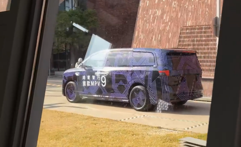 Luxeed V9 minivan test drive