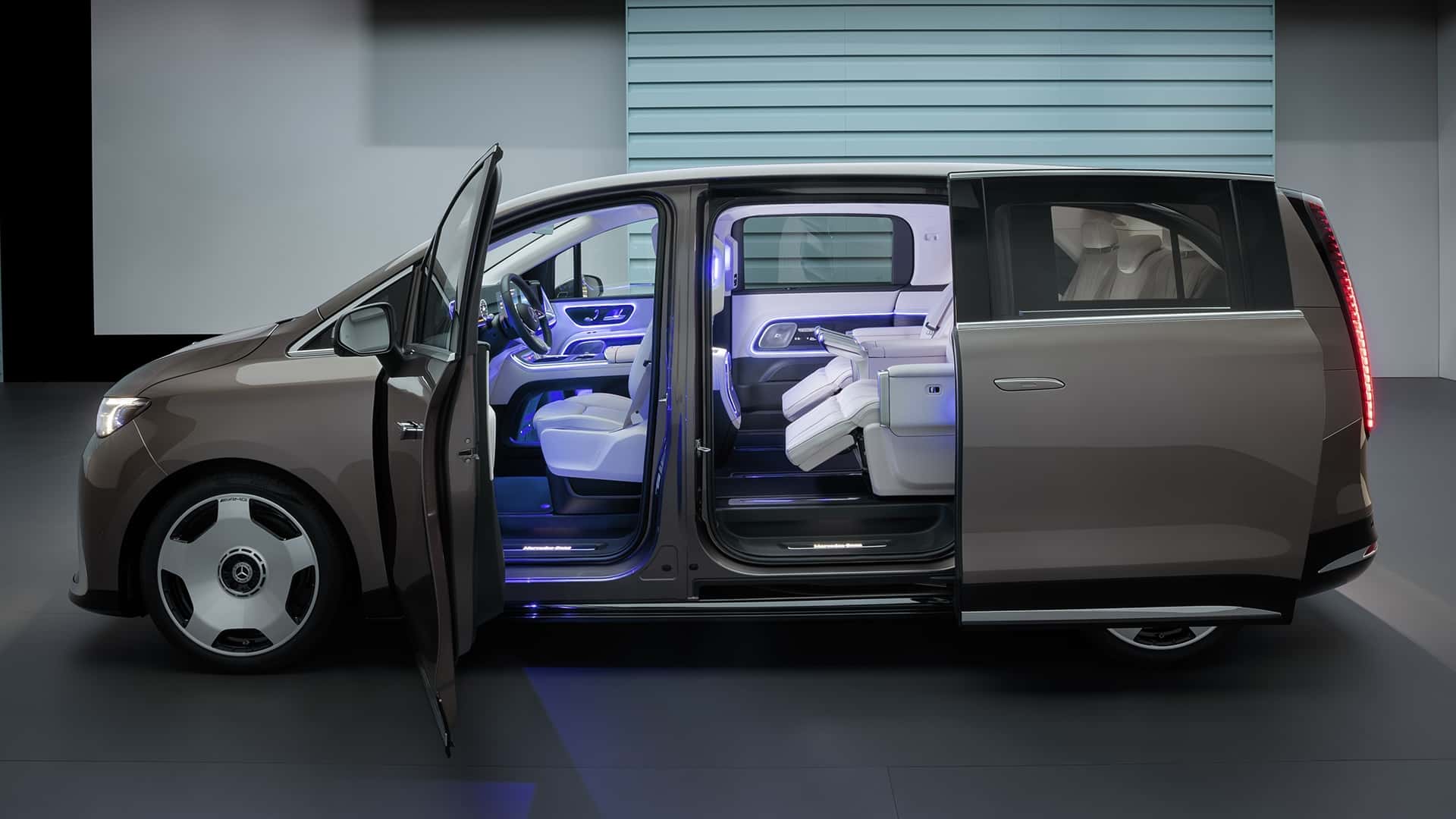 Вид с боку электрического минивэна Mercedes-Benz VLE