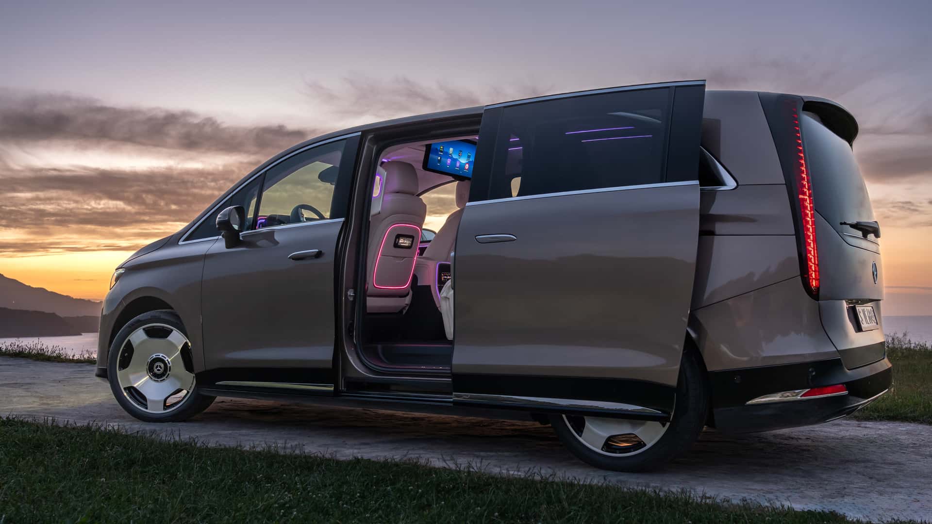 Комфортный интерьер Mercedes VLE 300