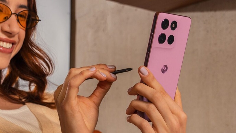 Крупный план фронтальной панели Moto G Stylus 2026