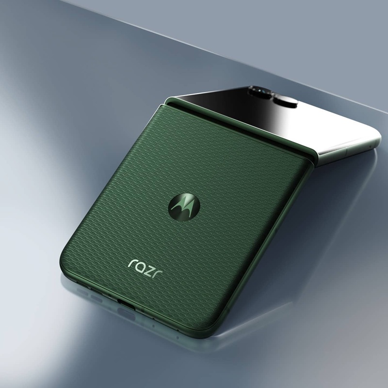 Das Razr 70 Plus sieht dem Ultra im geschlossenen Zustand zum Verwechseln ähnlich.