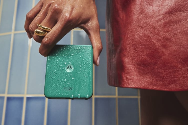 Das Razr 70 bietet ein 3,63-Zoll-Außendisplay – deutlich größer als beim Vorgänger.
