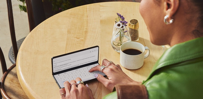 Внешний вид Motorola Razr Fold в режиме планшета