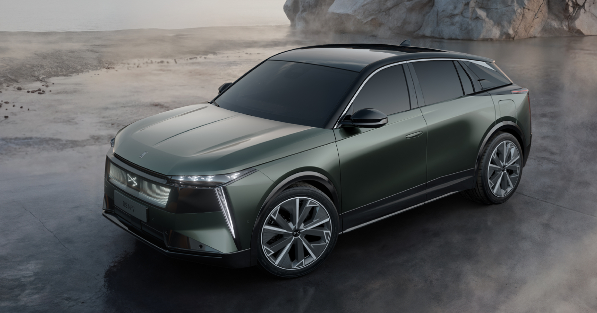 DS №7 боковой вид в зеленом цвете