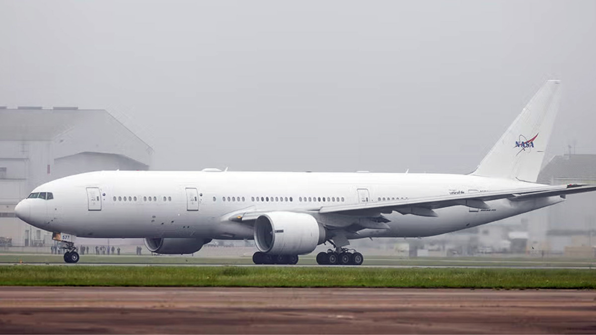 Научный самолет NASA Boeing 777 на аэродроме