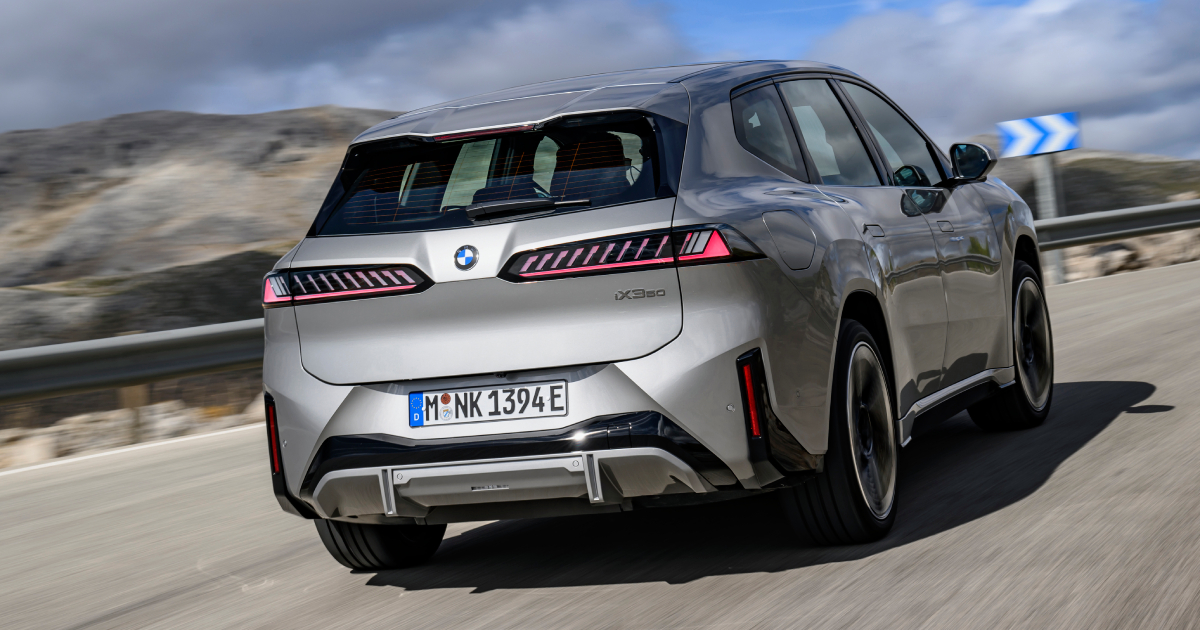 Новый BMW iX3 на дороге