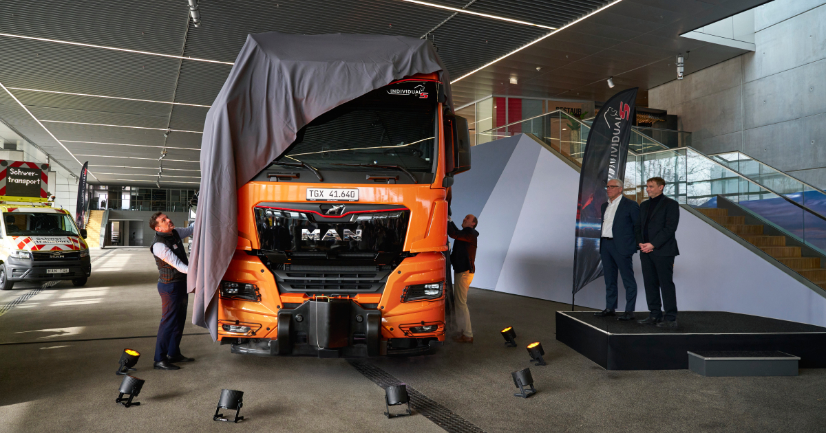 Тягач MAN TGX на дорозі