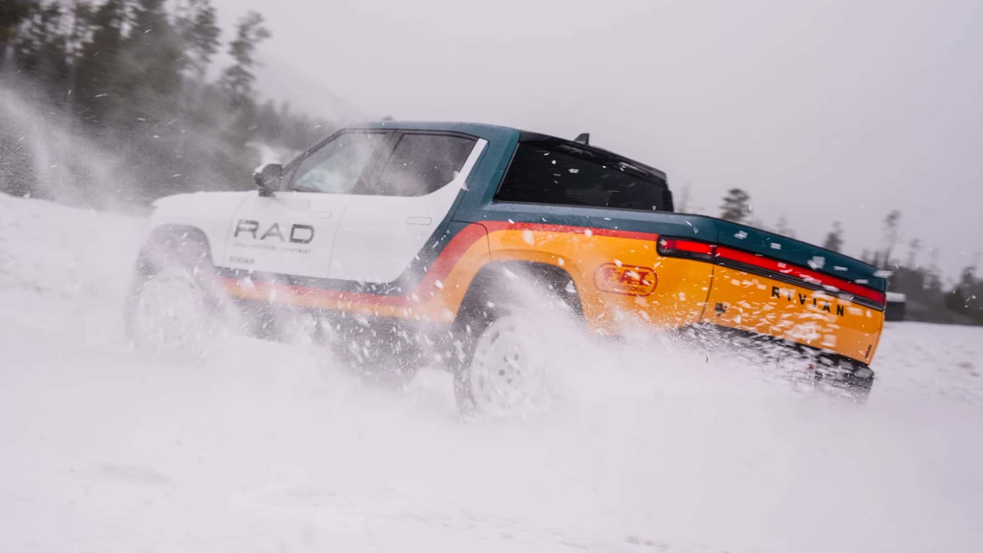 Rivian RAD автомобиль на подъеме
