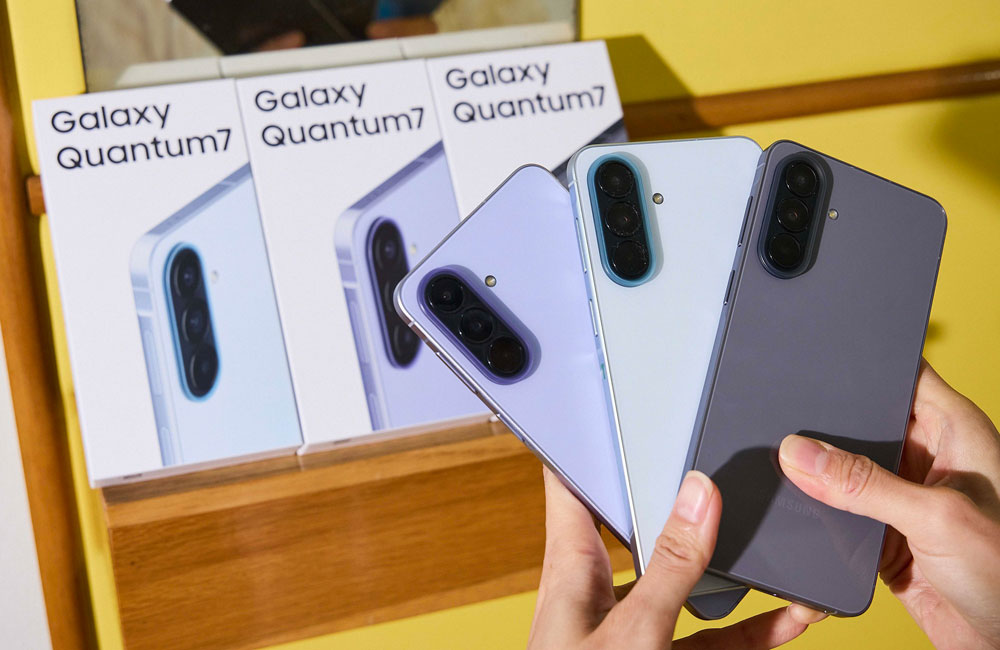 The Quantum 7 runs Samsung's Awesome Intelligence AI suite, including Circle to Search and Best Face.