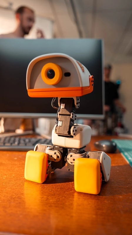 Microduck, el robot bípedo de Hugging Face y Pollen Robotics, mide 25 cm y pesa menos de 800 gramos.