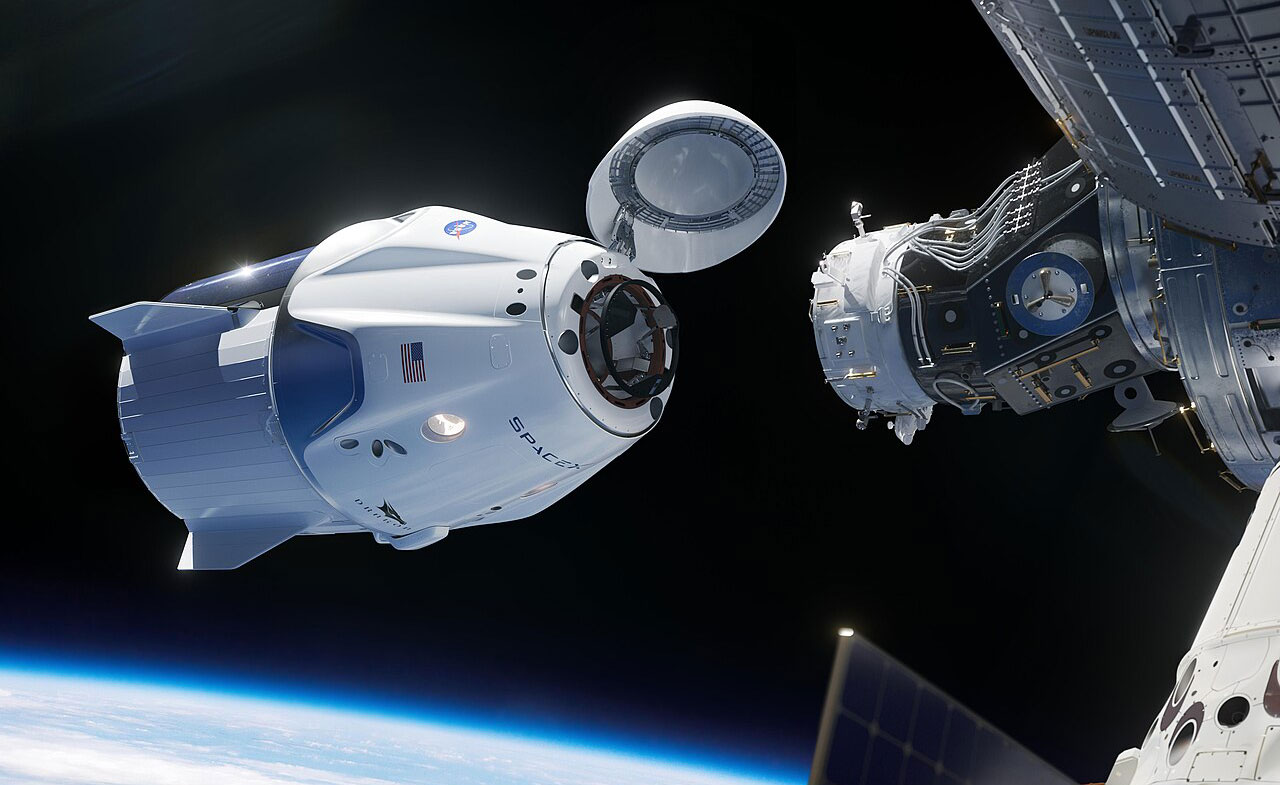 Вантажний корабель Dragon у складі МКС. Фото: NASA