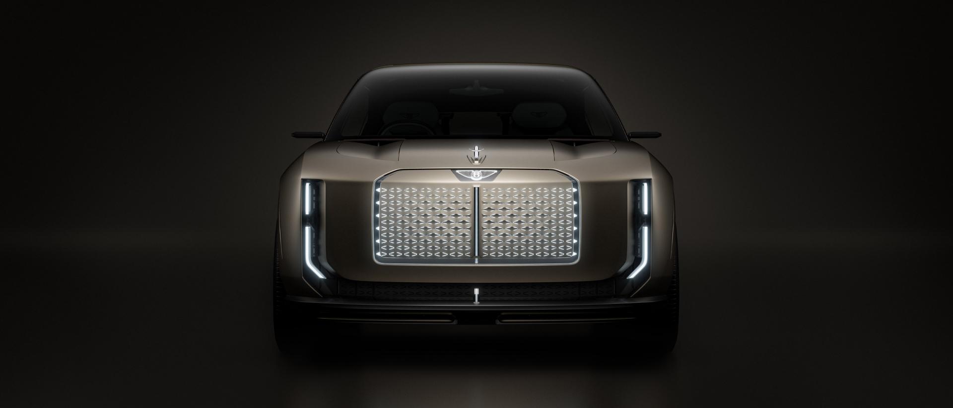 Модель на сцене Bentley Torcal