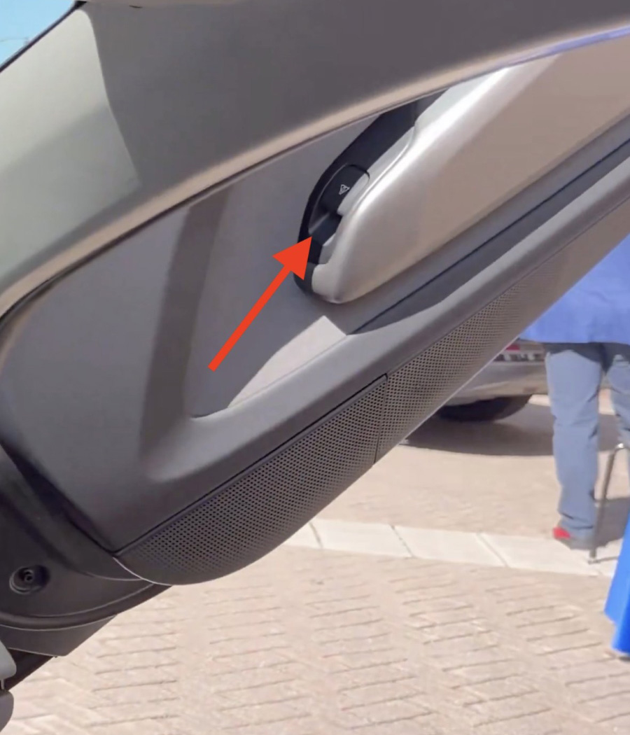 Кнопка відкривання дверей Cybercab